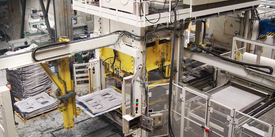 ligne de thermo-formage automatisée pour production de pieces composites